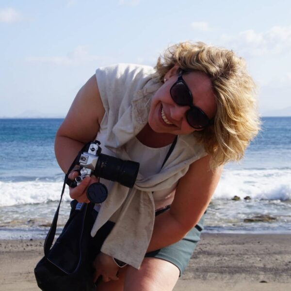 Yvonne am Strand mit Kamera